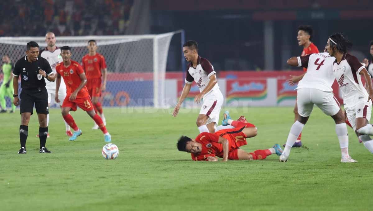 Pelanggaran pemain PSM Makassar terhadap Witan Sulaeman pada pekan pertama Liga 1 2023-2024 di Stadion Utama Gelora Bung Karno, Jakarta, Minggu (03/07/23). (Foto: Herry Ibrahim/INDOSPORT) Copyright: © Herry Ibrahim/INDOSPORT