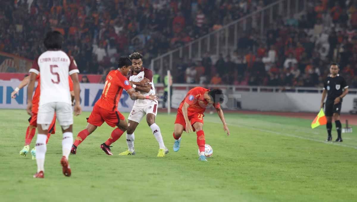 Pemain Persija Jakarta, Firza Andika berebut bola dengan pemain PSM Makassar pada pekan pertama Liga 1 2023-2024 di Stadion Utama Gelora Bung Karno, Jakarta, Minggu (03/07/23). (Foto: Herry Ibrahim/INDOSPORT) Copyright: © Herry Ibrahim/INDOSPORT