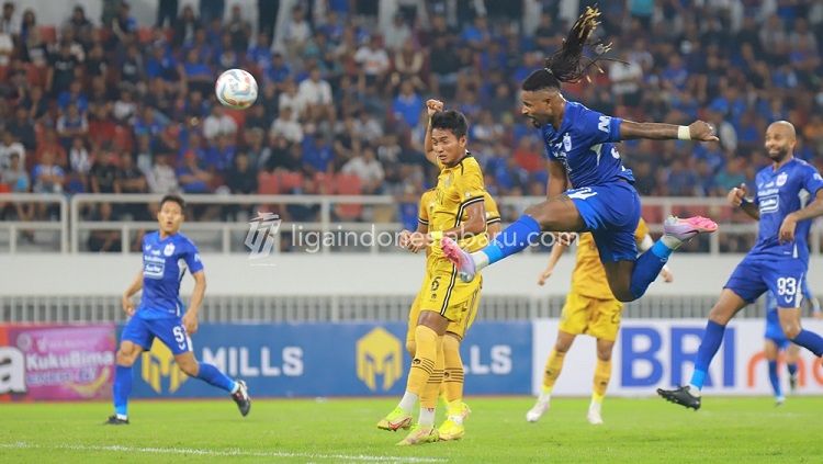 Aksi striker PSIS Semarang, Carlos Fortes, di Liga 1. Copyright: © PT LIB