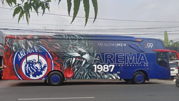 Eks presiden klub, Gilang Widya Pramana menghibahkan bus tim yang biasa digunakan Arema FC selama ini untuk mengarungi Liga 1 2023/2024. Copyright: © Ian Setiawan/INDOSPORT