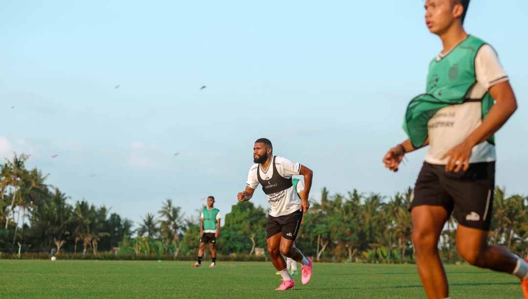 Penyerang baru Bali United, Jefferson de Assis, saat mengikuti latihan di Training Ground Pantai Purnama. (Foto: MO Bali United) Copyright: © MO Bali United