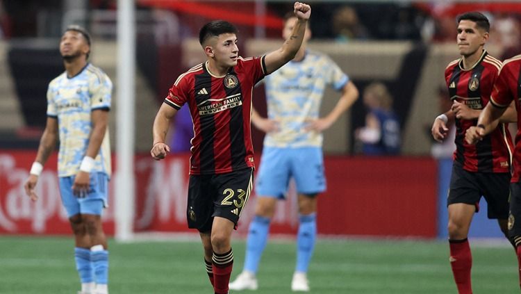 Duo raksasa Liga Inggris (Premier League), Manchester United dan Manchester City, tengah dikaitkan memburu bintang muda Major League Soccer (MLS), Thiago Almada. Copyright: © Reuters/Brett Davis-USA TODAY Sports