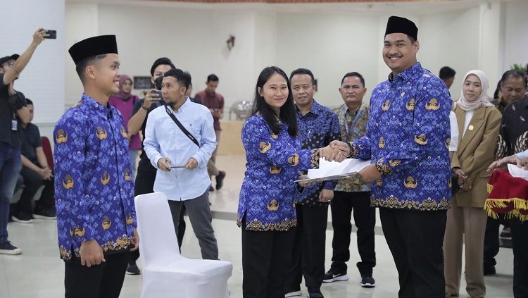 Menpora RI, Dito Ariotedjo, melantik 27 atlet menjadi ASN. Copyright: © Media Kemenpora