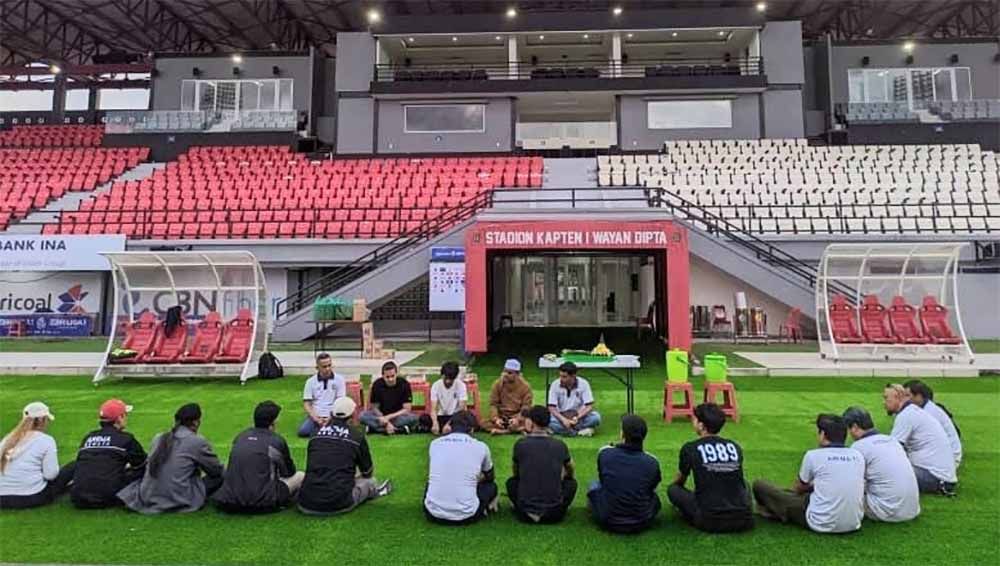 Arema FC lakukan kulonuwun (sowan) jelang menggelar laga home di Bali. (Foto: MO Arema FC) Copyright: © MO Arema FC