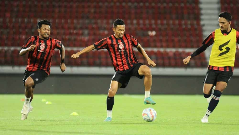 Pemain Arema FC, Dendi Santoso dan tim latihan di Stadion Kapten I Wayan Dipta Gianyar. (Foto: MO Arema FC) Copyright: © MO Arema FC