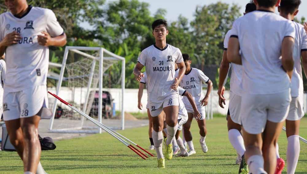 Pemain Madura United latihan intensif di Stadion Madura United Training Ground. (Foto: MO Madura United) Copyright: © MO Madura United