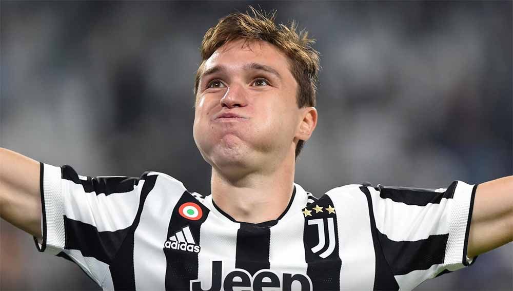 Manchester United harus bergerak cepat untuk mendapatkan pemain Juventus, Federico Chiesa, kalau tidak mau keduluan Liverpool pada bursa transfer. Copyright: © REUTERS/Massimo Pinca