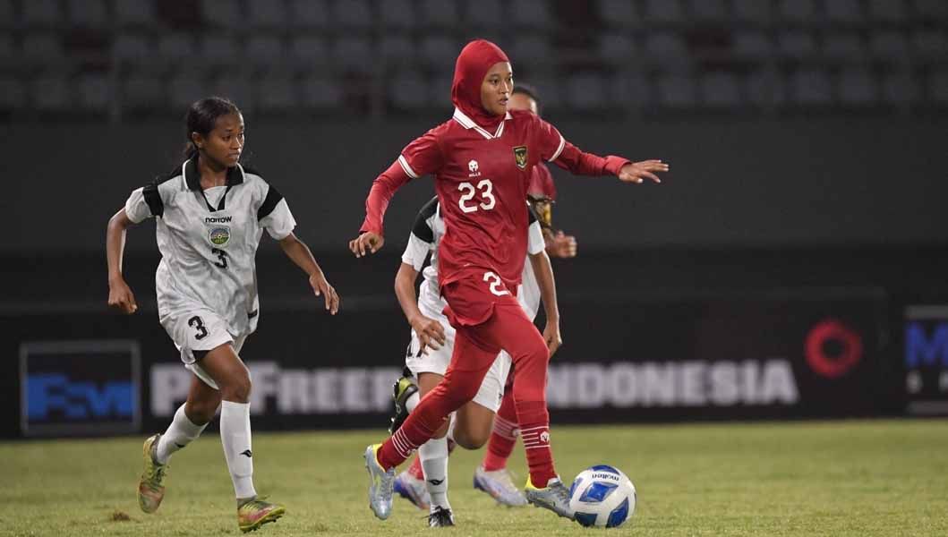 Menjadi pemain sepak bola dengan mengenakan hijab adalah tantangan tersendiri. Hal ini dirasakan oleh bintang Timnas Indonesia Putri U-19, Ayunda Dwi Anggraini. (Foto: PSSI) Copyright: © PSSI