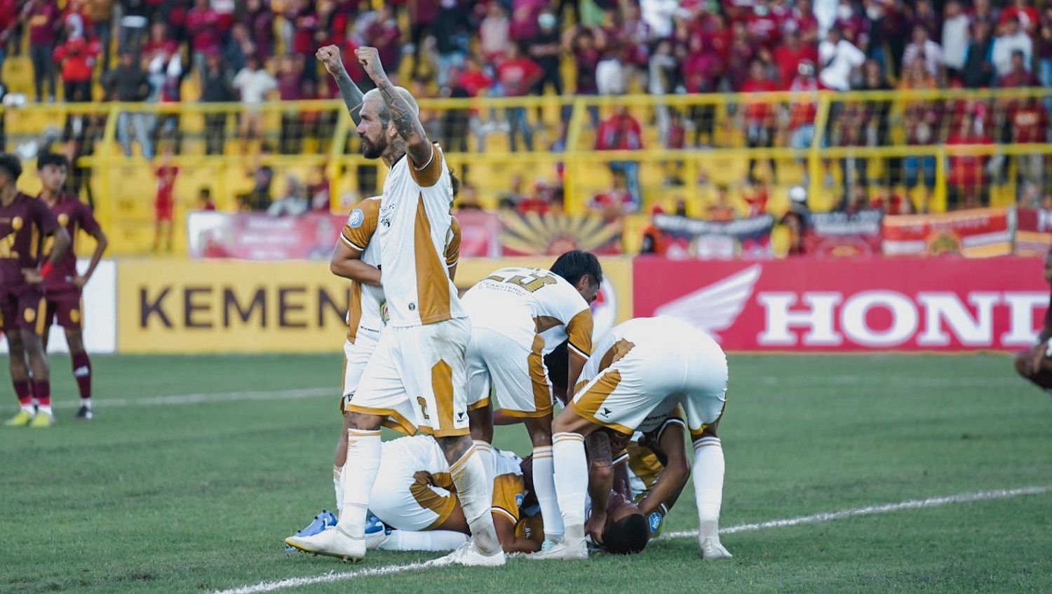 Skuad Dewa United merayakan gol ke gawang PSM Makassar pada pekan kedua Liga 1 2023/24, Sabtu (08/07/23). Foto: Dewa United Copyright: © Foto: Dewa United