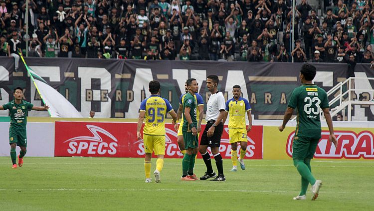 Pertandinga Liga 1 pekan kedua antara Persebaya Surabaya melawan Barito Putera di stadion GBLA, Sabtu (08/07/23). Copyright: © Fitra Herdian/INDOSPORT