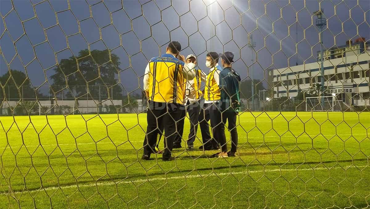 Perwakilan Kementerian Pekerjaan Umum dan Perumahan Rakyat (PUPR) meninjau kondisi Stadion Persib yang disiapkan untuk venue pendukung Piala Dunia U-17 2023. Copyright: © Arif Rahman/INDOSPORT