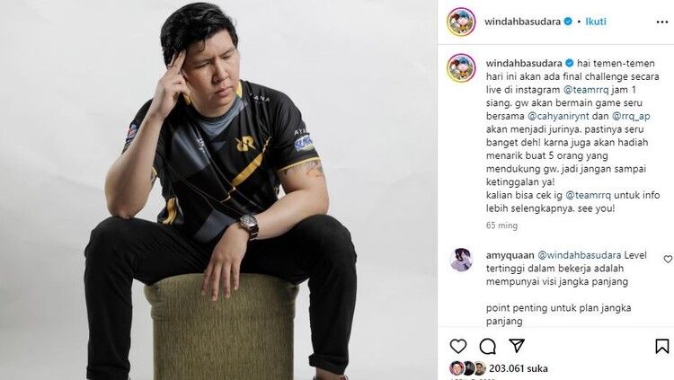 Windah Basudara, Youtuber dan streamer yang menjadi brand ambassador tim eSports RRQ. Kini ia menggalang dana untuk membantu mantan kiper Timnas Indonesia, Kurnia Meiga. Copyright: © Instagram @windahbasudara