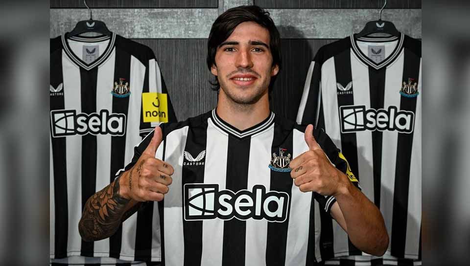 Selusin pemain Liga Italia rupanya juga terlibat dalam skandal judi taruhan, menyusul mantan pemain AC Milan yang kini bermain di klub Inggris Newcastle United, (Foto: Instagram@nufc) Copyright: © Instagram@nufc