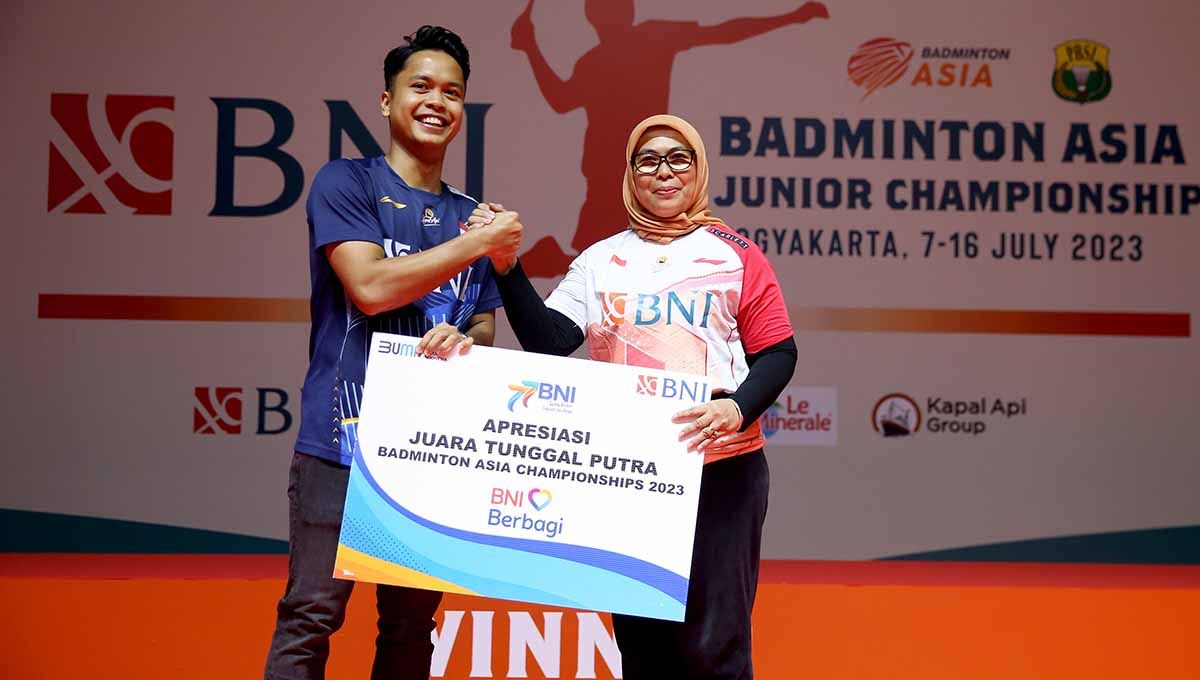 Penghargaan kepada Antoni Sinisuka Ginting juara tunggal putra Badminton Asia Championships 2023. (Foto: PBSI) Copyright: © PBSI