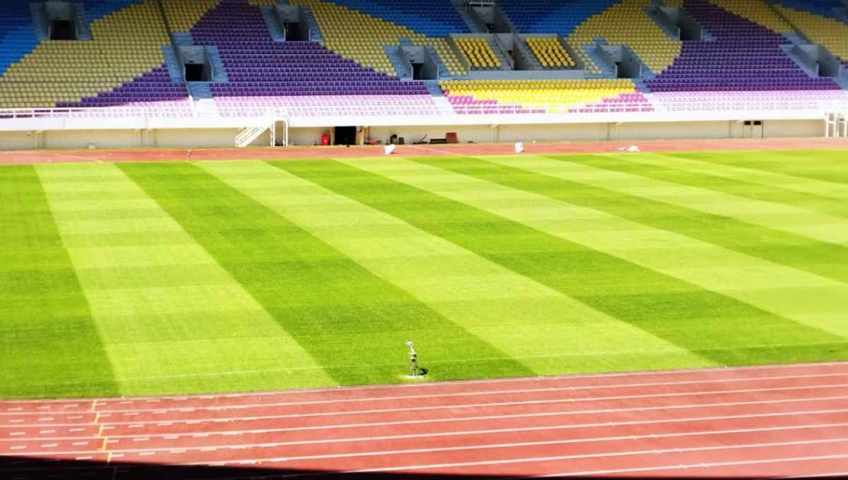 Kondisi rumput Stadion Manahan setelah dipakai konser musik. (Foto: Panpel Persis Solo) Copyright: © Panpel Persis Solo