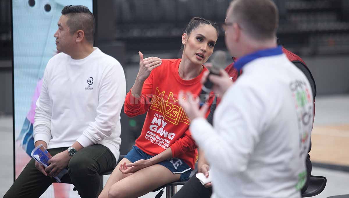 Local Ambassador FIBA World Cup 2023, Cinta Laura Kiehl saat memberi kata sambuta pada acara Hitung Mundur 50 Hari Menuju FIBA World Cup 2023 di Indonesia Arena, Selasa (11/07/23). Copyright: © Herry Ibrahim/INDOSPORT