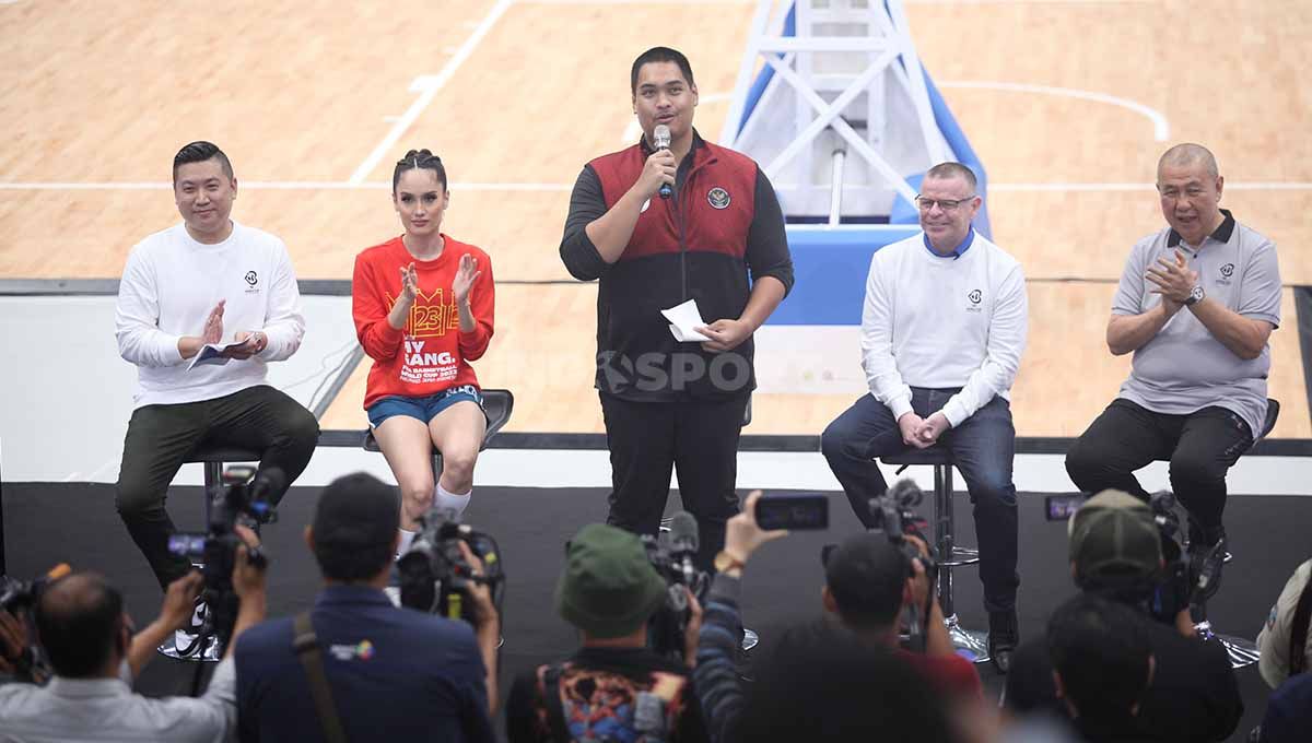 Menpora Dito Ariotedjo saat memberi kata sambutan pada acara Hitung Mundur 50 Hari Menuju FIBA World Cup 2023 di Indonesia Arena, Selasa (11/07/23). Copyright: © Herry Ibrahim/INDOSPORT