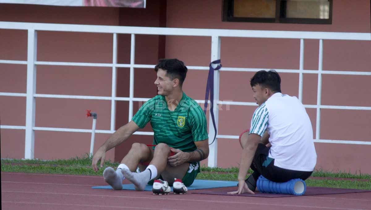 Bruno Moreira dirawat fisioterapi saat latihan Persebaya di Lapangan Thor, Surabaya. (Foto: Fitra Herdian/INDOSPORT) Copyright: © Fitra Herdian/INDOSPORT