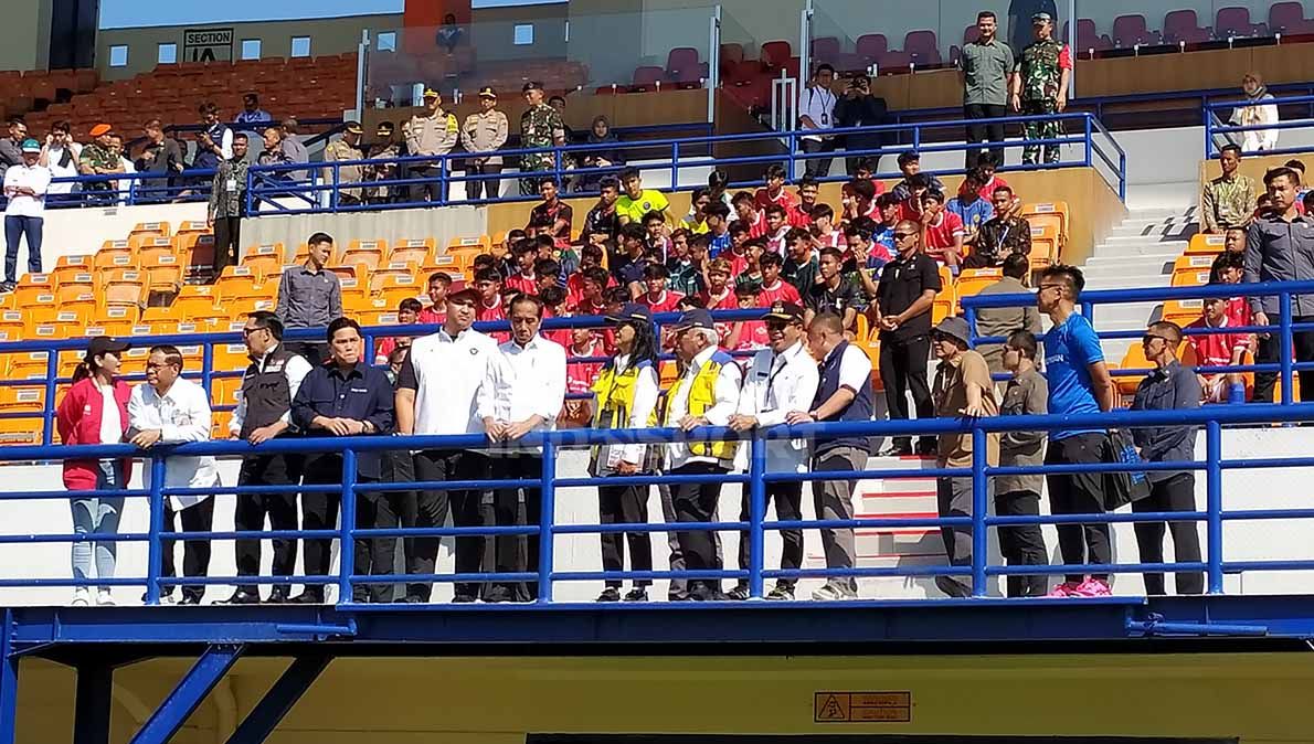 Presiden Republik Indonesia, Joko Widodo (Jokowi), mengunjungi Stadion Si Jalak Harupat, Kabupaten Bandung, Rabu (11/7/23) dan memantau seleksi pemain untuk Timnas Indonesia U-17. Copyright: © Arif Rahman/INDOSPORT