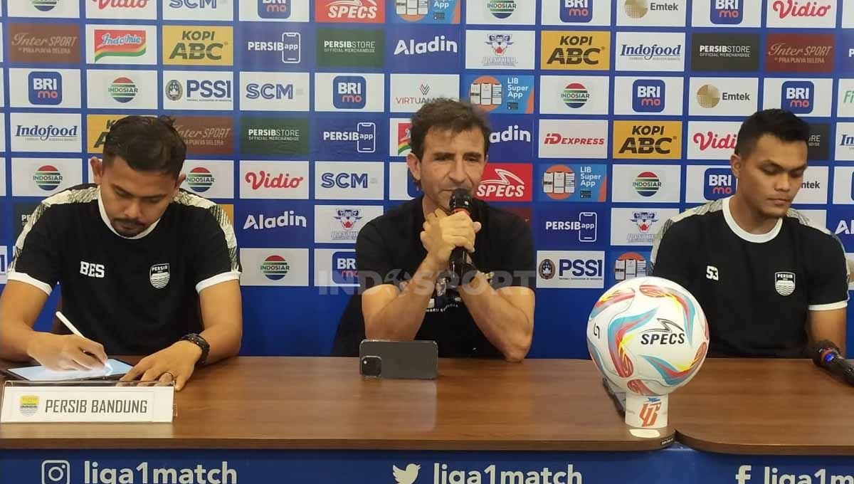 Pelatih Persib, Luis Milla (tengah) saat konferensi pers menjelang pertandingan lawan Dewa United, Kamis (13/7/23). Copyright: © Arif Rahman/INDOSPORT