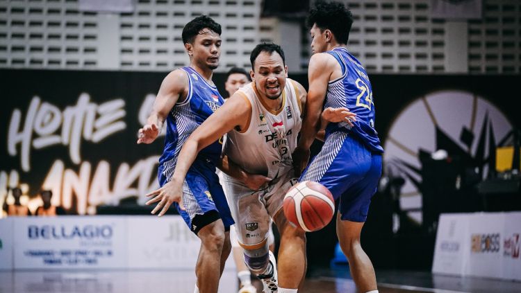 Game pertama babak semifinal IBL 2023 antara Prawira Bandung melawan Dewa United di Sritex Arena, Solo, Kamis (13/07/23). Copyright: © Hari/IBL