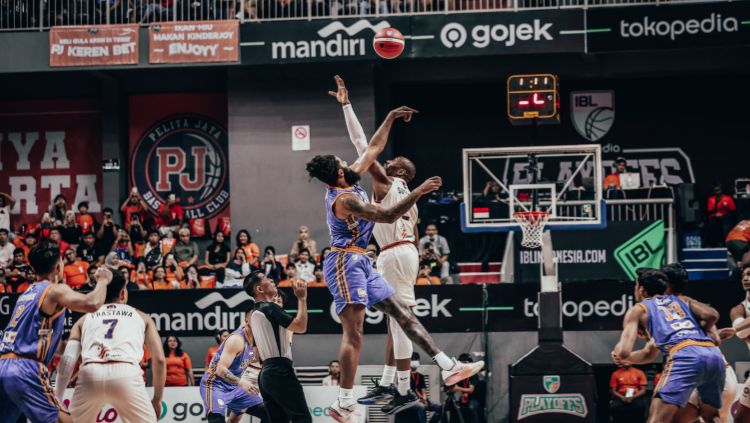 Simak link live streaming semifinal IBL 2023, Sabtu (15/07/23) pukul 16.30 WIB, di mana tersaji duel seru  Satria Muda vs Pelita Jaya. Copyright: © Ariya/IBL