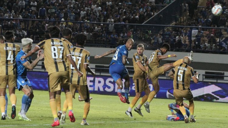 Peluang striker Persib, David Silva lewat sundulan ke gawang Dewa United pada pekan ketiga Liga 1 di stadion GBLA, Jumat (14/07/23). Copyright: © Arif Rahman/INDOSPORT