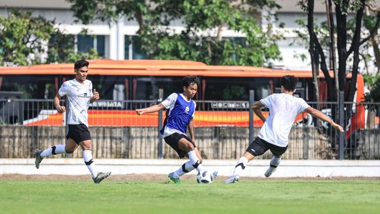 Latihan timnas Indonesia U-17 di lapangan A Senayan. Copyright: © Petrus Yerimon/INDOSPORT