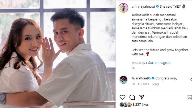 Sebuah kabar mengejutkan nan menggembirakan ketika bujang PBSI, Amri Syahnawi, romantis melamar petenis cantik Indonesia, Oxi Gravitasi Putri. Copyright: © instagram @amry_syahnawi