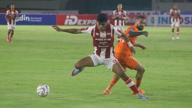 Duel antara striker Persis Solo, Ramadhan Sananta dengan kapten Borneo FC, Diego Michiels (kanan) pada laga pekan ketiga Liga 1 2023/2024 di stadion Manahan, Sabtu (15/07/23). Copyright: © Herry Ibrahim/INDOSPORT