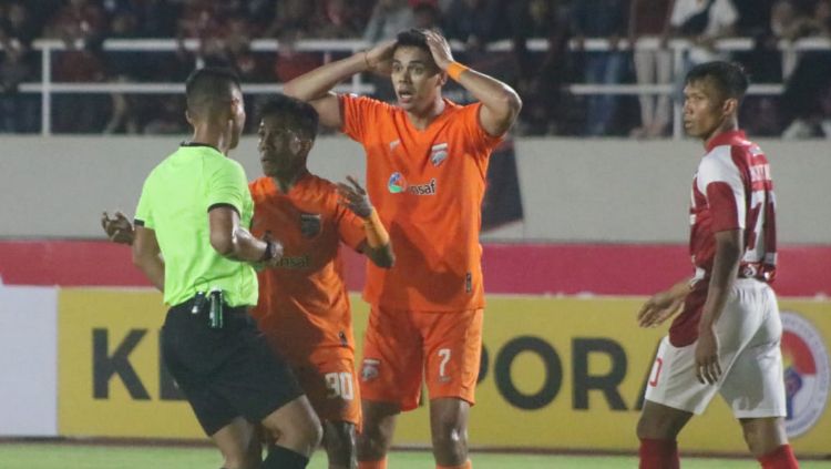 Dua pemain Borneo FC, M.Sihran dan Matheus Pato mempertanyakan keputusan wasit pada laga pekan ketiga Liga 1 2023/2024 melawan Persis Solo di stadion Manahan, Sabtu (15/07/23). Copyright: © Nofik Lukman Hakim/INDOSPORT