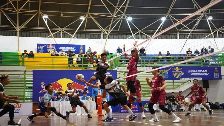 Turnamen bola voli se-Jawa Barat, Kratingdaeng Volleyball Gubernur Cup 2023 sudah memasuki seri kedua di regional Bandung mulai 15-16 Juli 2023. Copyright: © Kratingdaeng Indonesia