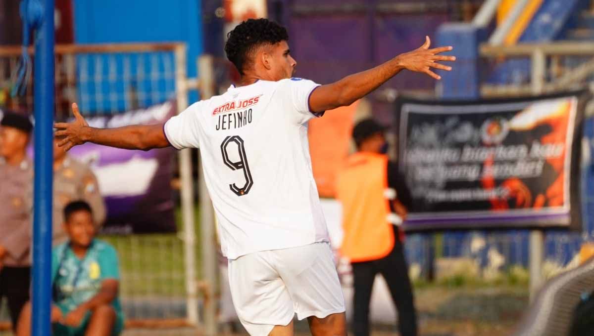 Selebrasi pemain Persik, Jefinho usai mencetak gol ke gawang Arema FC pada laga pekan ketiga Liga 1 di Stadion Brawijaya (Kediri), Sabtu (15/07/23). (Foto: MO Persik Kediri) Copyright: © MO Persik Kediri