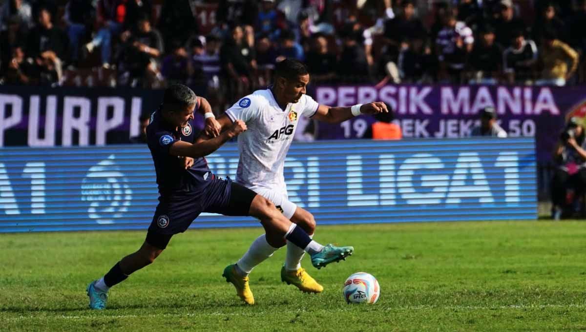 Pemain Arema FC berusaha menghalau serangan dari kaki pemain Persik Renan Silva pada laga pekan ketiga Liga 1 di Stadion Brawijaya (Kediri), Sabtu (15/07/23). (Foto: MO Persik Kediri) Copyright: © MO Persik Kediri