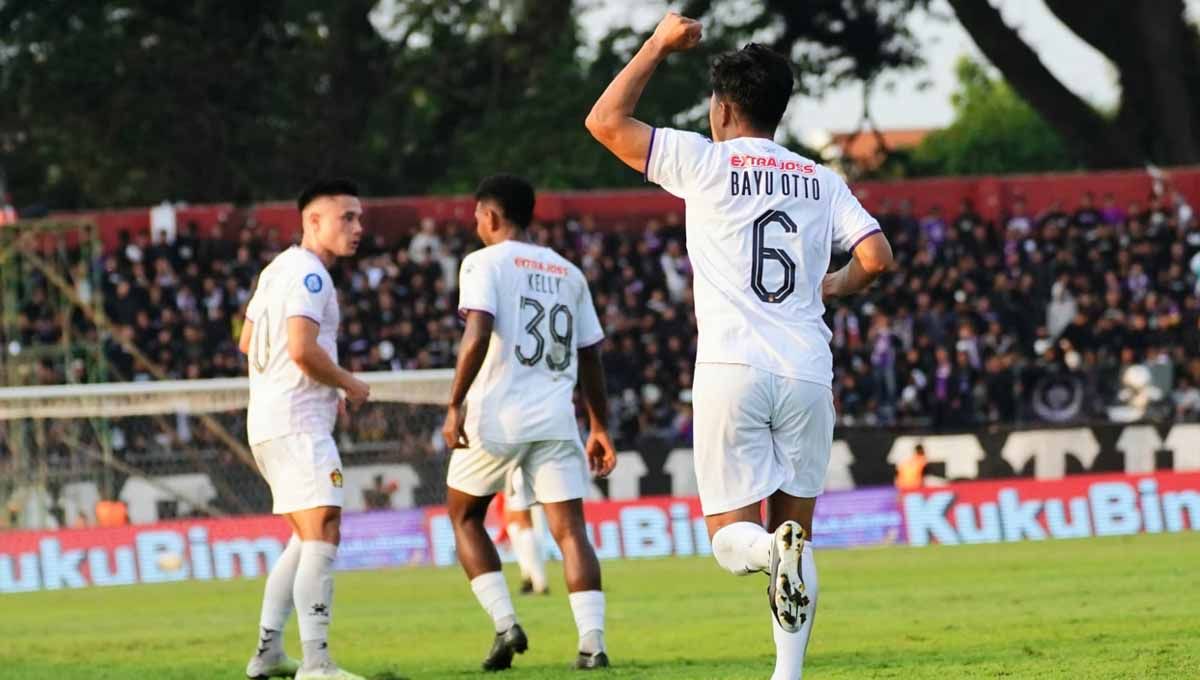 Selebrasi pemain Persik Bayu Otto denagn rekan setimnya usai mencetak gol ke gawang Arema FC pada laga pekan ketiga Liga 1 di Stadion Brawijaya (Kediri), Sabtu (15/07/23). (Foto: MO Persik Kediri) Copyright: © MO Persik Kediri