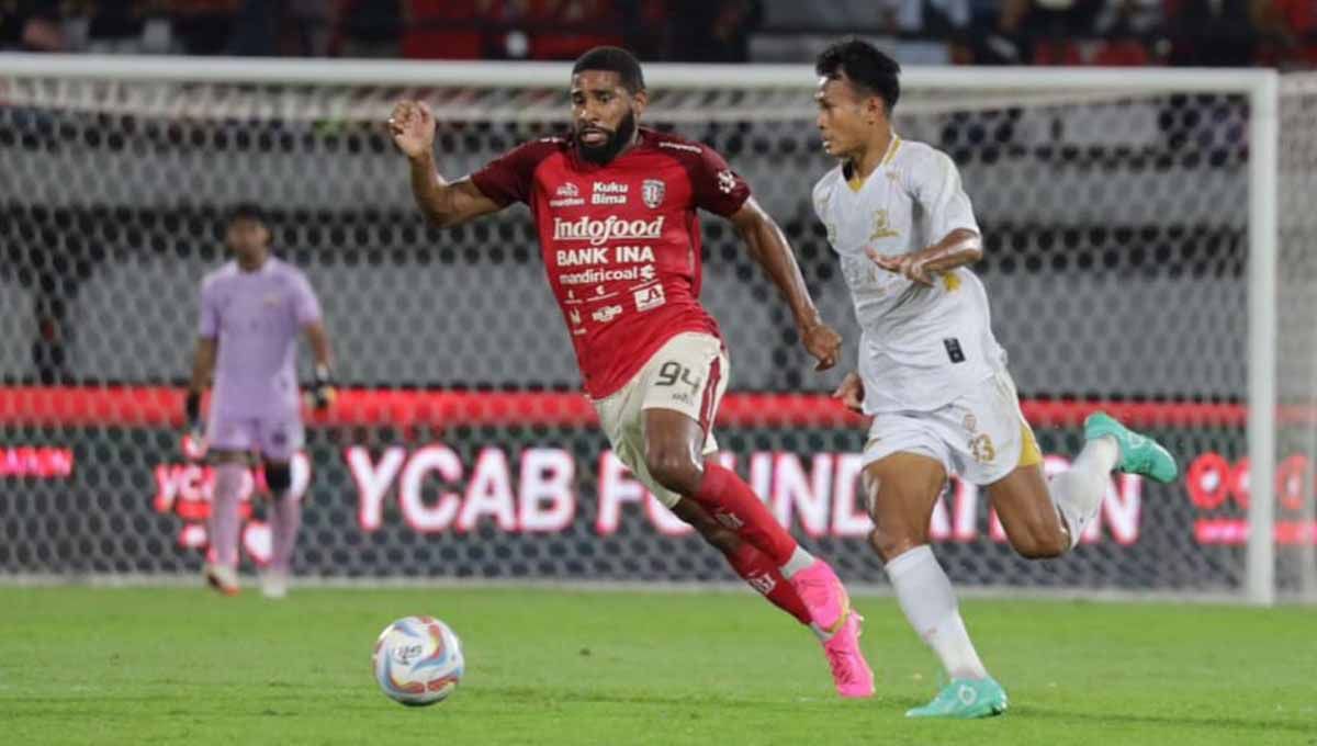 Pemain Bali United, Jefferson Assis berusaha menghadang serangan dari pemain Madura Unitedpada laga pekan ketiga Liga 1 di Stadion Kapten I Wayan Dipta (Gianyar), Sabtu (15/07/23). (Foto: MO Madura United) Copyright: © MO Madura United