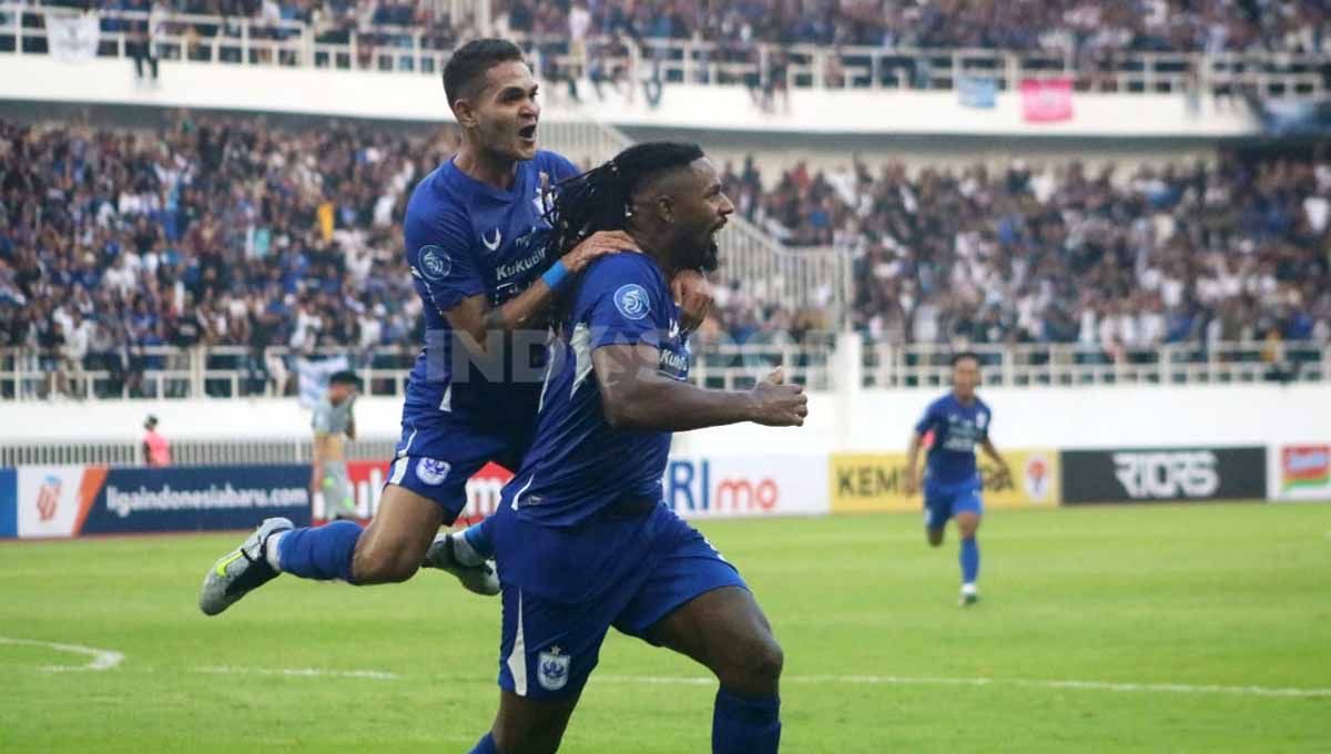 Selebrasi Carlos Fortes dengan rekan setim Paulo Domingos Gali usai mencetak gol ke gawang Persebaya pada pertandingan pekan ketiga Liga 1 di Stadion Jatidiri (Semarang), Minggu (16/07/23). Copyright: © Nofik Lukman Hakim/INDOSPORT