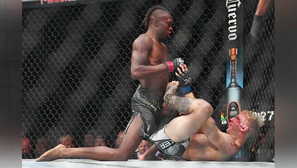 Petarung Dan Hooker (sarung tangan biru) melawan Jalin Turner (sarung tangan merah) di UFC 290 di T-Mobile Arena. (Foto: REUTERS/Stephen R. Sylvanie) Copyright: © REUTERS/Stephen R. Sylvanie