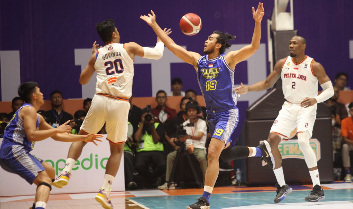 Pelita Jaya takluk dari Prawira Bandung 65-74 pada game 1 babak final IBL 2023 di Hall A Basket GBK, Kamis (20/07/23). Copyright: © Herry Ibrahim/INDOSPORT