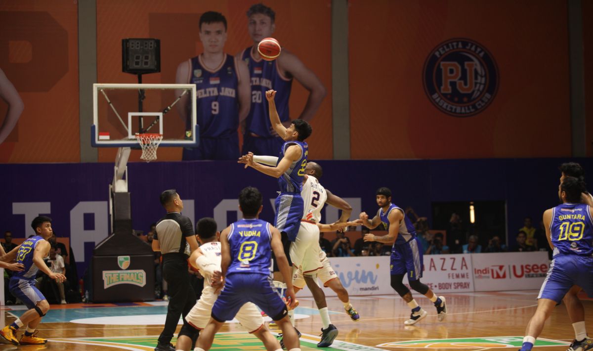 Pelita Jaya takluk dari Prawira Bandung 65-74 pada game 1 babak final IBL 2023 di Hall A Basket GBK, Kamis (20/07/23). Copyright: © Herry Ibrahim/INDOSPORT