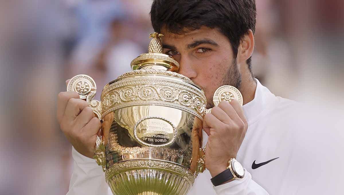 Petenis asal Spanyol, Carlos Alcaraz Garfia, saat menjuarai Wimbledon 2023. Foto: REUTERS/Andrew Couldridge. Copyright: © REUTERS/Andrew Couldridge