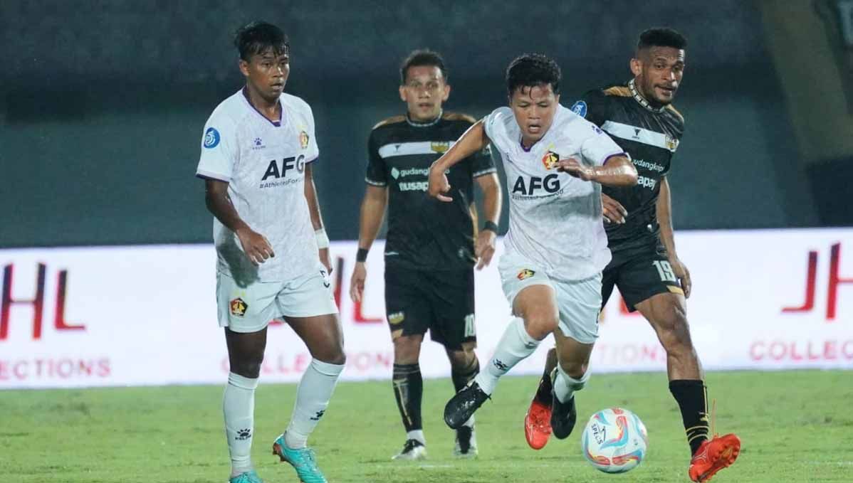 Ricky Kambuaya mencoba mengejar pemain Persik Kediri pada laga Liga 1 di Stadion Indomilk Arena (Tangerang), Jumat (21/07/23). (Foto: MO Persik Kediri) Copyright: © MO Persik Kediri