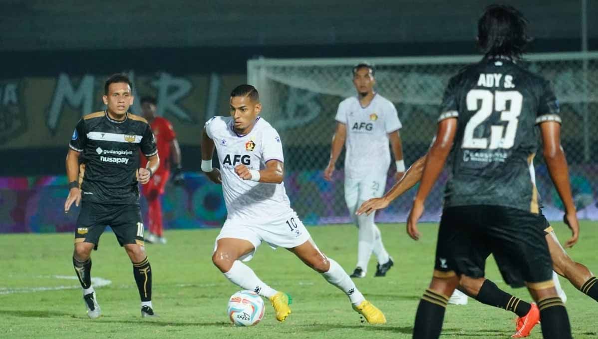 Renan da Silva menjauh dari pemain Dewa United pada laga Liga 1 di Stadion Indomilk Arena (Tangerang), Jumat (21/07/23). (Foto: MO Persik Kediri) Copyright: © MO Persik Kediri