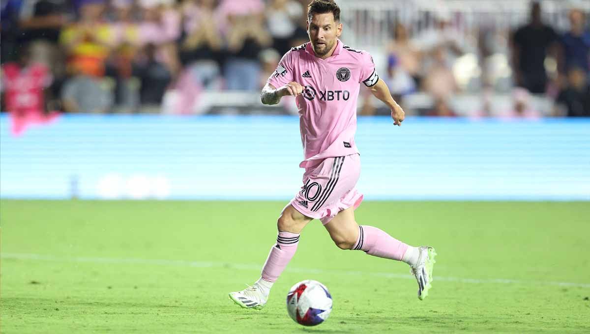 Siapa sangka sosok bintang sepak bola kelas dunia seperti Lionel Messi merupakan penggemar berat atlet Muay Thai, Rodtang Jitmuangnon. (Foto: REUTERS/Nathan Ray Seebeck) Copyright: © REUTERS/Nathan Ray Seebeck