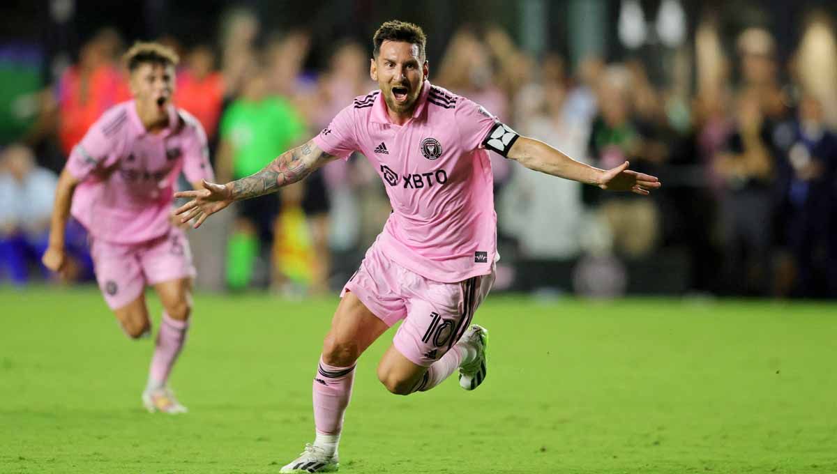 Tendangan bebas dari megabintang Argentina, Lionel Messi, sukses selamatkan 'muka' Inter Miami dalam pertandingan Piala MLS 2023 melawan FC Dallas. Copyright: © REUTERS/Sam Navarro