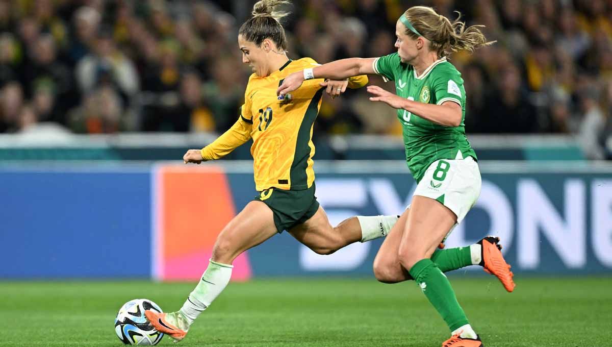 Pemain Irlandia, Ruesha Littlejohn berusaha mengganggu gerakan pemain Australia, Katrina Gorry saat melakukan tendangan. (Foto: REUTERS/Jaimi Joy) Copyright: © REUTERS/Jaimi Joy