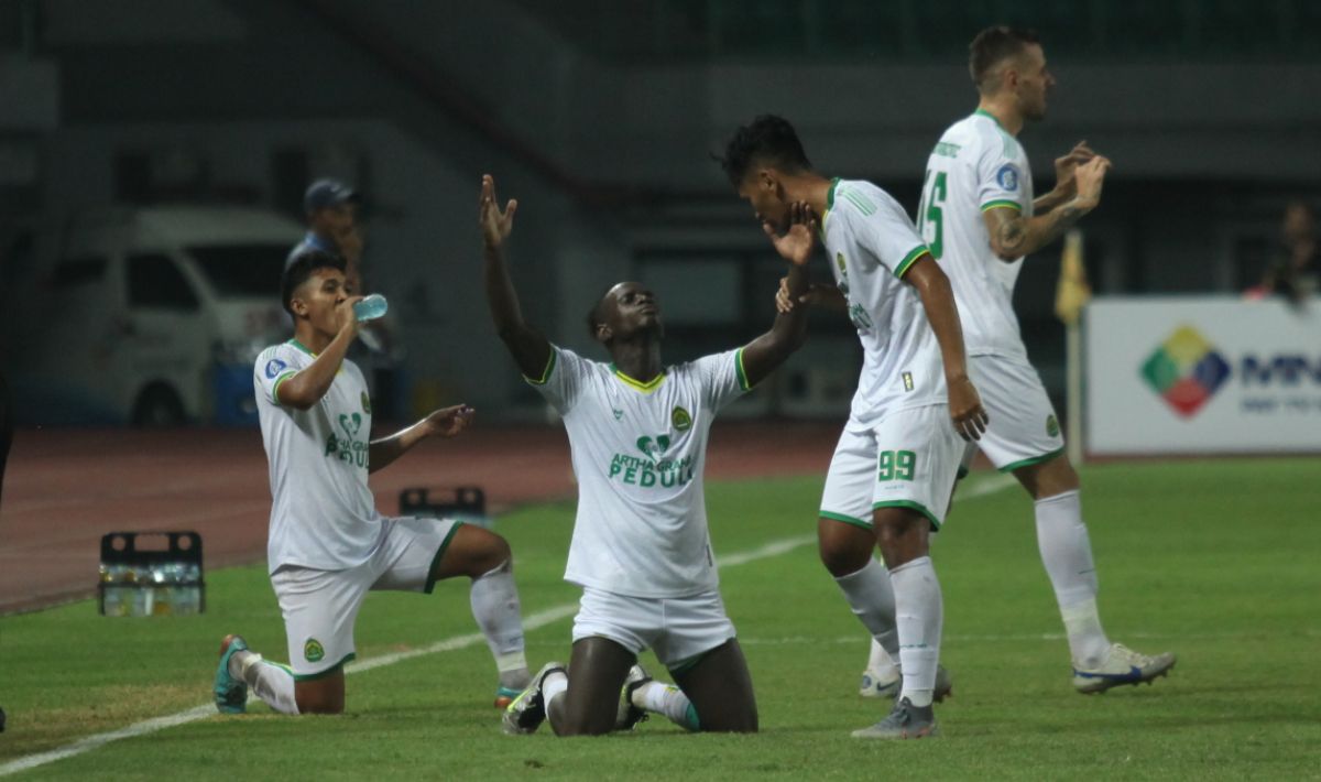 Selebrasi pemain Persikabo 1973, Jose Carlos Varela usai mencetak gol penyama ke gawang Bhayangkara FC pada laga pekan keempat Liga 1 2023/2024 di stadion Patriot, Sabtu (21/07/23). Copyright: © Herry Ibrahim/INDOSPORT