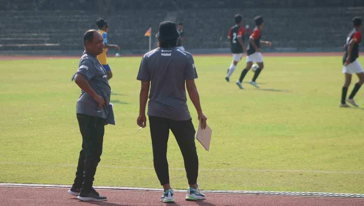 Rully Nere bersama Budi Sudarsono saat menyeleksi para pemain proyeksi Timnas Indonesia U-17 di Solo Copyright: © Nofik Lukman Hakim/INDOSPORT