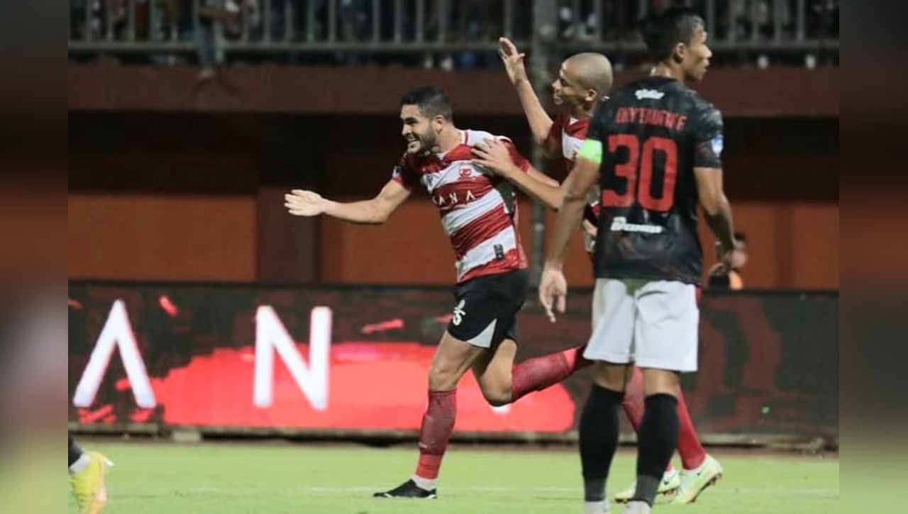 Selebrasi pemain Madura United, Junior Brandao dengan rekan setimnya usai mencetak gol ke gawang Persis pada pekan keempat Liga 1 di Stadion Gelora Madura Ratu Pamelingan (Pamekasan), Minggu (23/07/23). (Foto: MO Madura United) Copyright: © MO Madura United