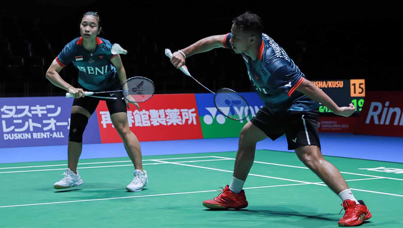 Ganda campuran Indonesia, Rehan Naufal/Lisa Ayu Kusumawati, berhasil melangkah ke 16 besar Hylo Open 2023 usai membungkam wakil Denmark 21-9 dan 22-20. Copyright: © PBSI